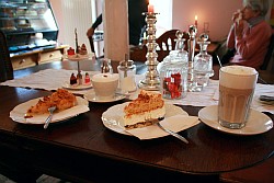 Landcafe eclair, Tümlauer Koog, Eiderstedt Friesentorte Apfelkuchen und Latte Macchiato